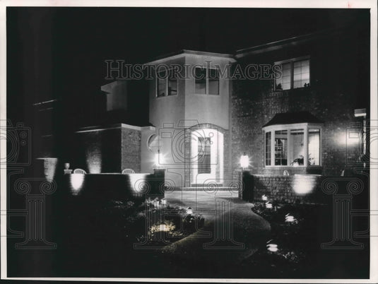 1989 Outdoor lighting systems on homes, Milwaukee - Historic Images