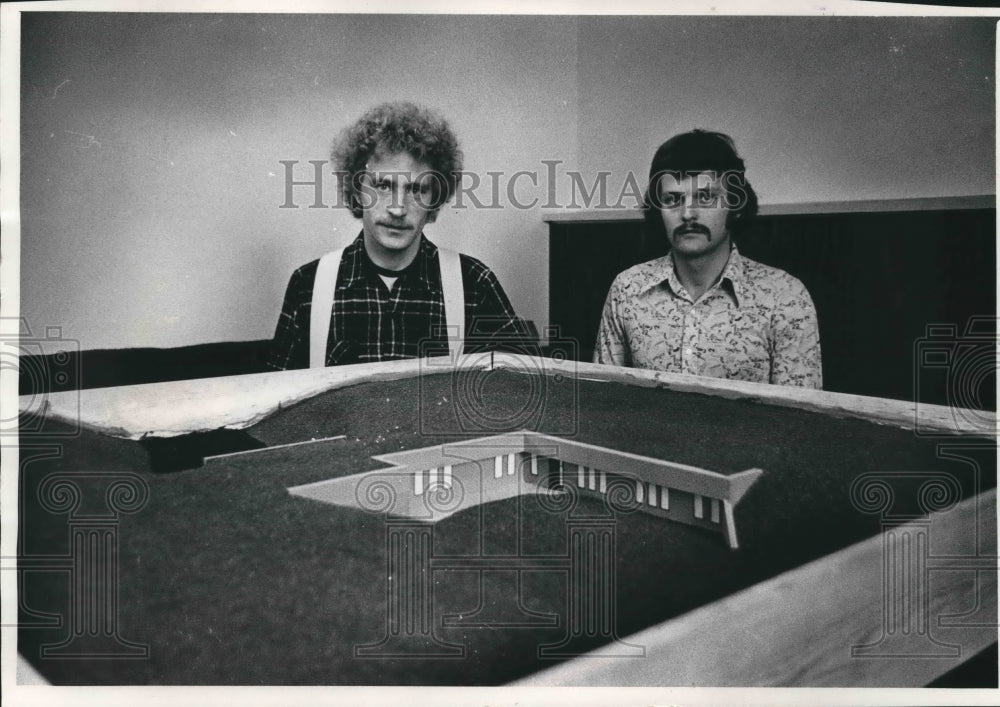 1979 Press Photo Tom Krook and partner, next to model for their home, Wisconsin. - Historic Images