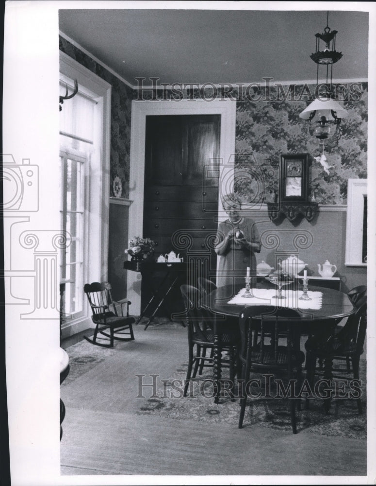 1968 Press Photo Gladys Mollart, Octagon House Museum curator, Wisconsin - Historic Images