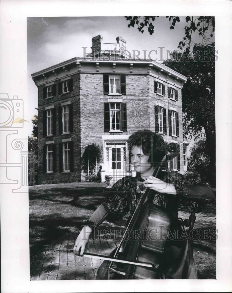 1963 Press Photo cellist Gloria Baumann in front of Octagon House, Wisconsin - Historic Images
