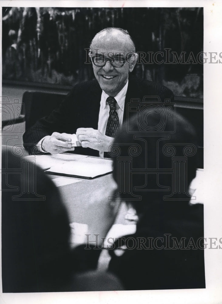 1973 Press Photo Director of the PAC Richard Hoover talks to staff at conference-Historic Images