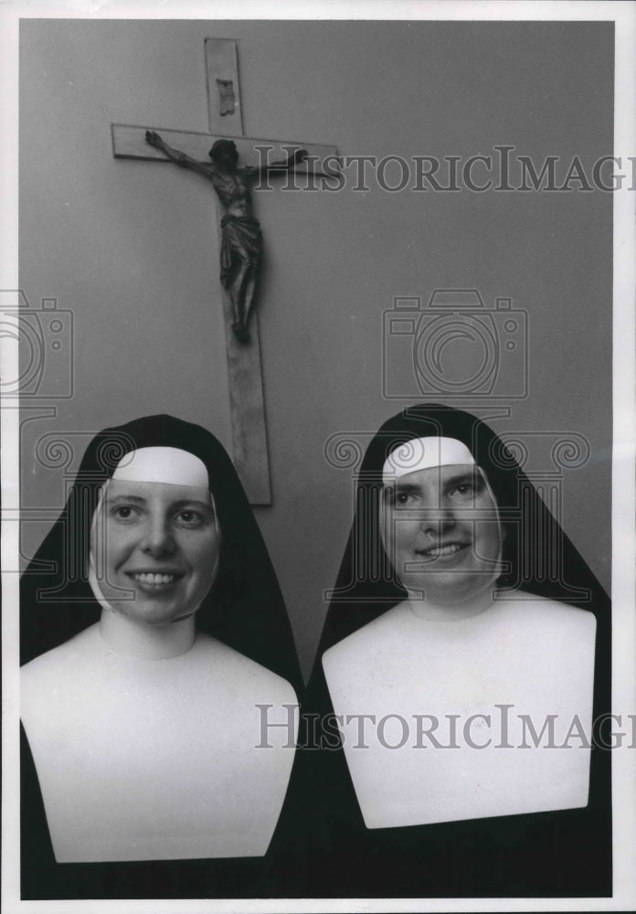 1958 Press Photo Sister Oaul Marie, Julianne prepare to teach in Africa-Historic Images