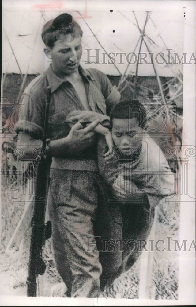 1962 Press Photo British soldier with refugee from Hong Kong - mjb54404 - Historic Images