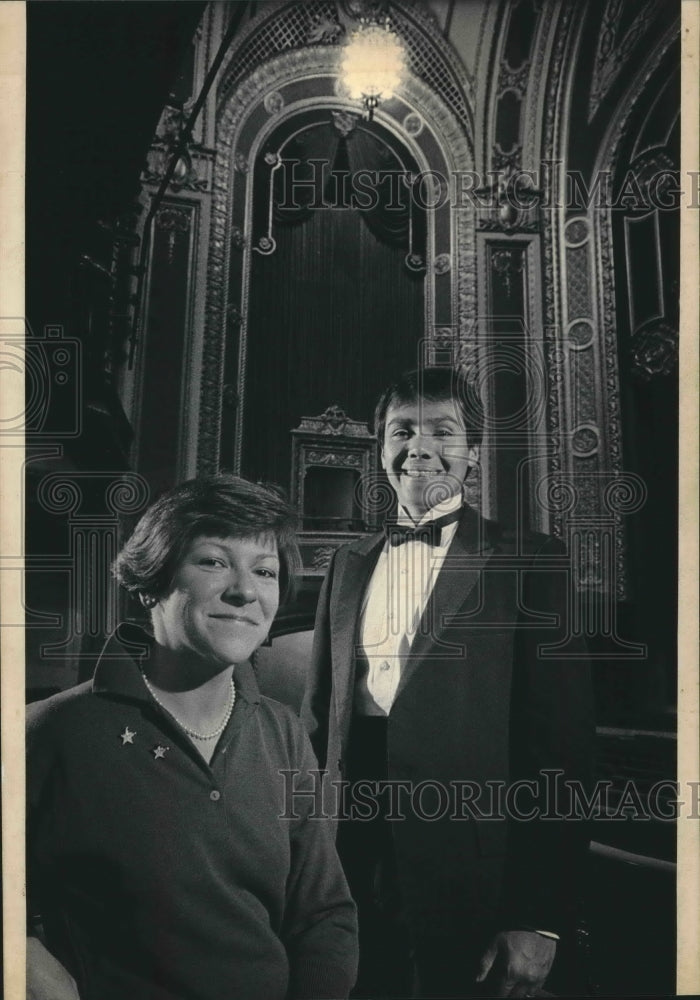 1985 Press Photo Manager Eileen Crosby and doorman Robert Romero at theater - Historic Images