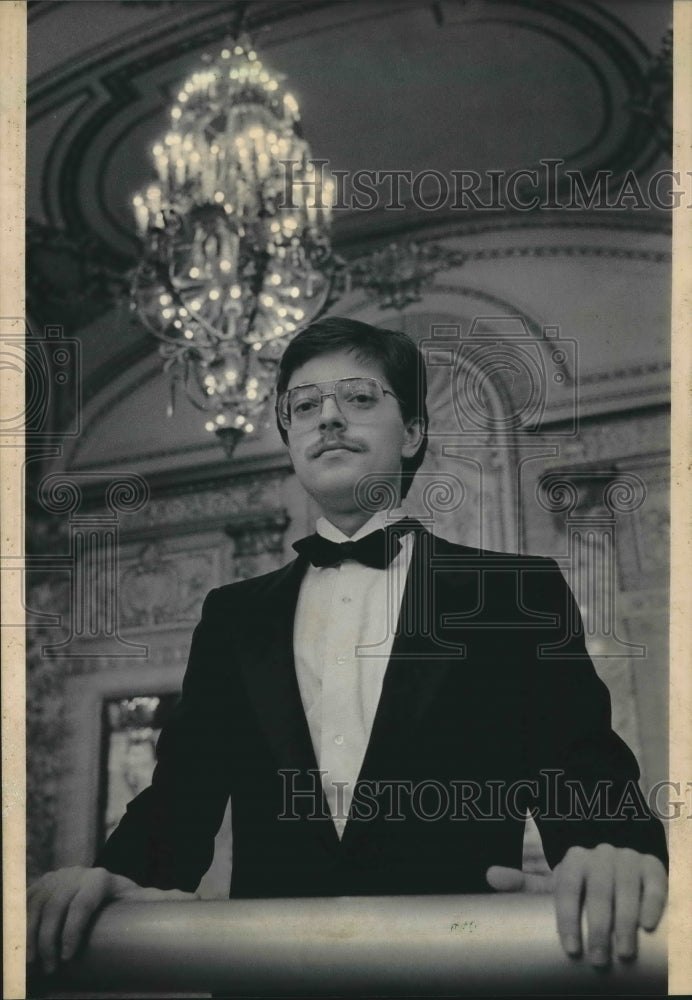 1985 Press Photo Theater manager Ted Kosik at the Riverside Theater - mjb54484 - Historic Images