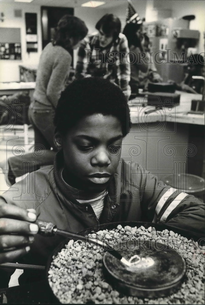 1980 Press Photo Keith Williams in art class, Riverside High School, Milwaukee - Historic Images