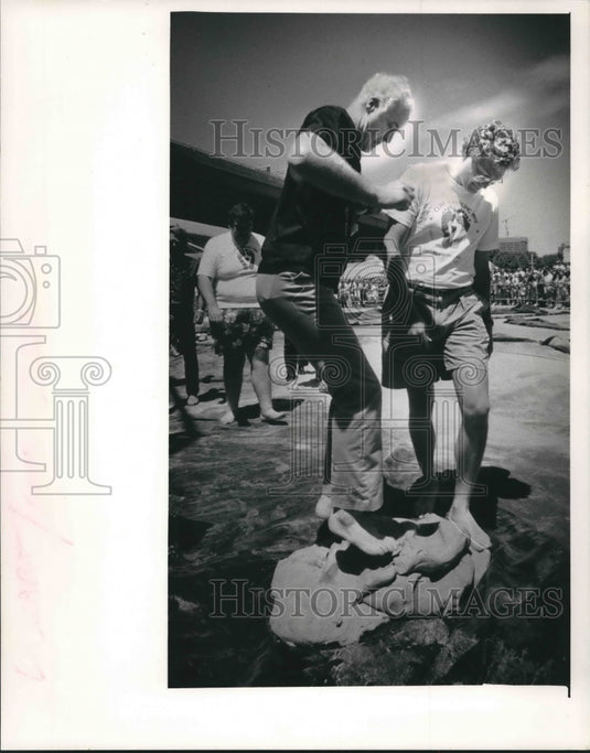 1989 Press Photo US Rep. Jim Moody and Mayor Norquist stomping clay - mjb54554 - Historic Images