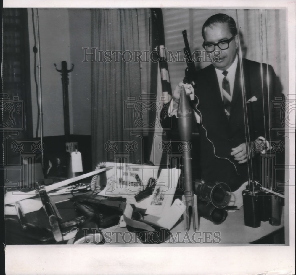 1966 Press Photo District Attorney Nat Hentel shows off machine guns and rifles- Historic Images