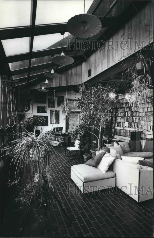 1986 Press Photo Rick and Mary Haufs sod home, living room greenhouse, Waukesha. - Historic Images