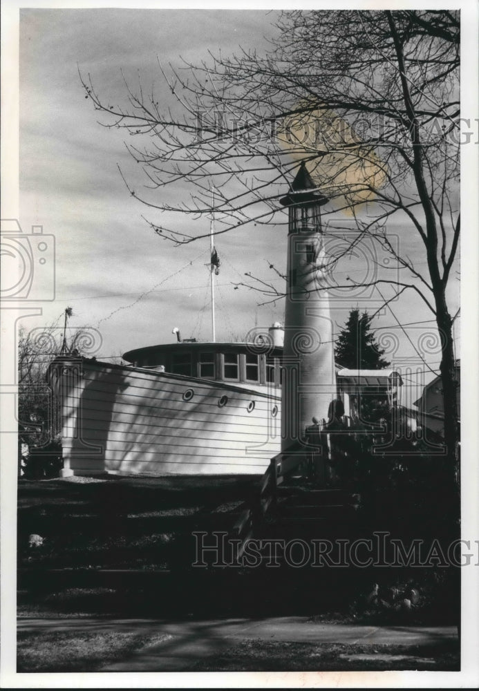 1991 Press Photo Edmund Gustorf boat home, a nautical fantasy one -of-a-kind. - Historic Images