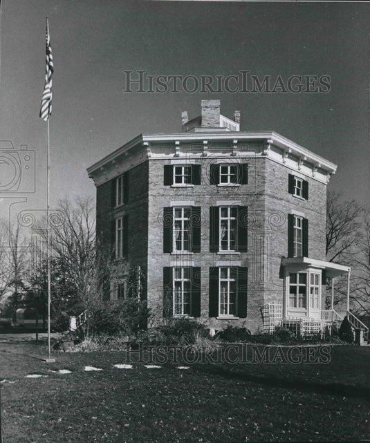 1976 Press Photo Outside the Octagon House, Watertown, Wisconsin - mjb54662 - Historic Images