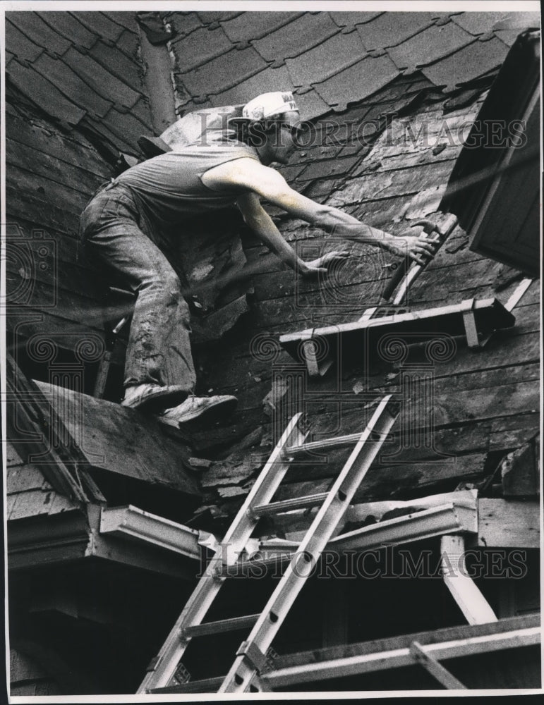 1991 Press Photo Alex Wood working on 100 year-old Mansion, Madison, WI - Historic Images