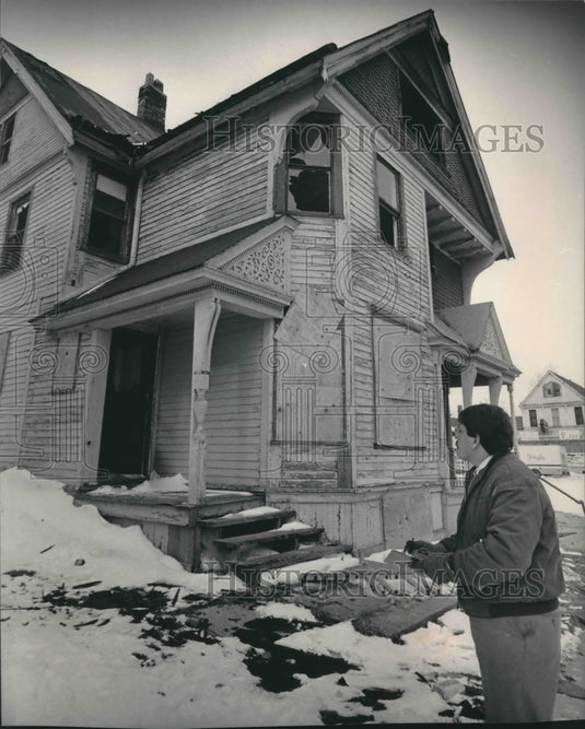 1985 Press Photo City building inspector David Gardner checks a Milwaukee home - Historic Images