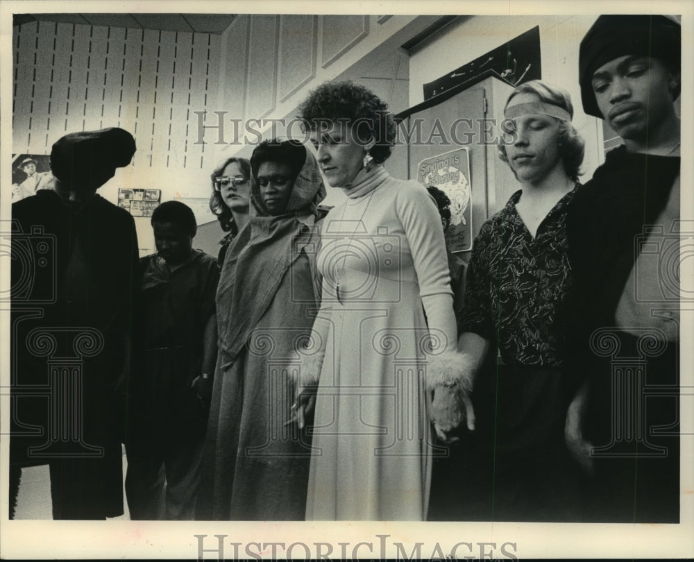 1988 Press Photo North Division student actors pray before a play in Milwaukee - Historic Images