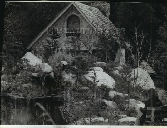 1989 Press Photo A writer outside Hedgebrook Farm, the refuge for women writers - Historic Images