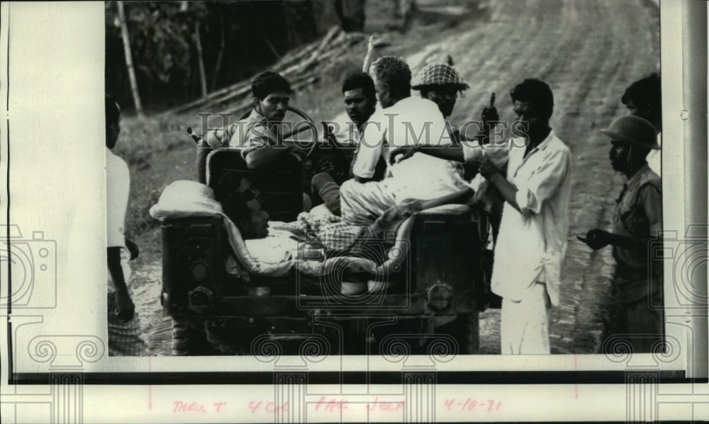 1971 Press Photo Wounded East Pakistani rebels seek medical treatment after raid - Historic Images