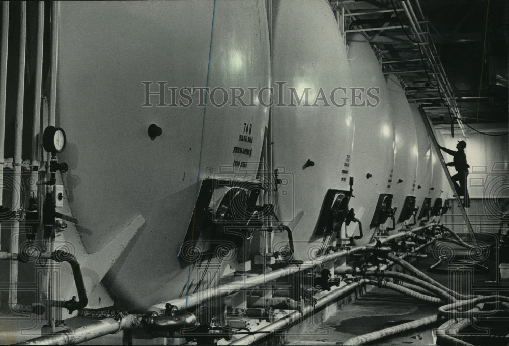 1985 Press Photo John Sagen Checks Safety Valves on Tanks at G. Heileman Brewing - Historic Images