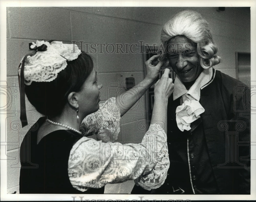 1989 Press Photo Bea Jacobson adjusts Salituro&#39;s Wig, Musick and Daunce Society - Historic Images