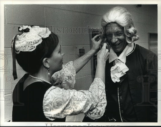 1989 Press Photo Bea Jacobson adjusts Salituro's Wig, Musick and Daunce Society - Historic Images