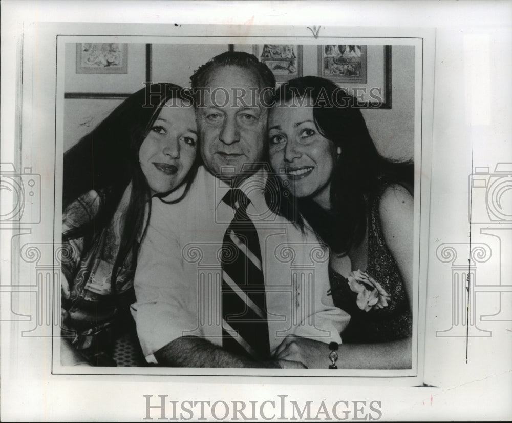 1979 Press Photo Author Victor Herman with Daughters Svetlana (left) and Janna - Historic Images