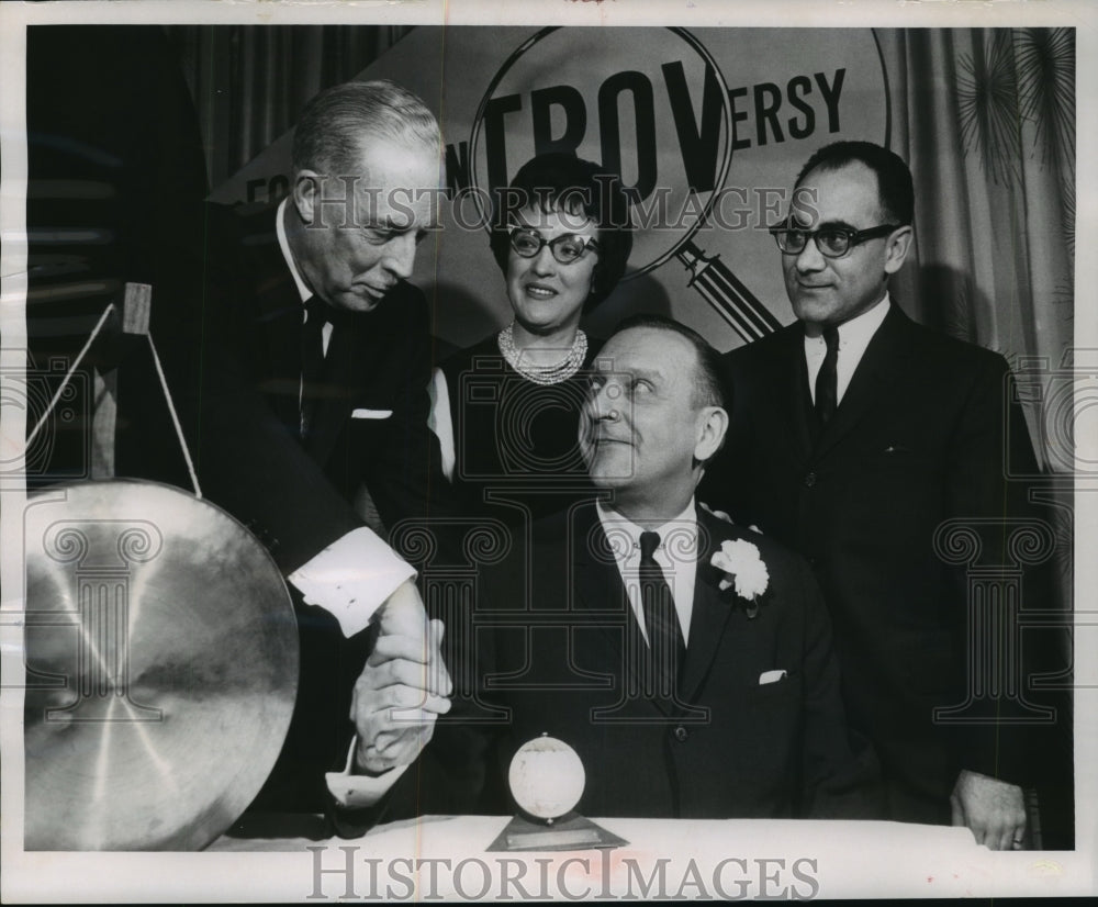 1953 Press Photo Robert Heinz Awarded Milwaukee Advertising Man of the Year - Historic Images