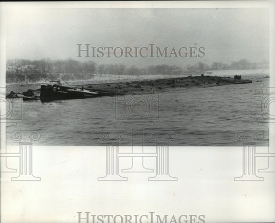 1975 Coast Guard pumps oil from beached barge, Milwaukee Harbor - Historic Images