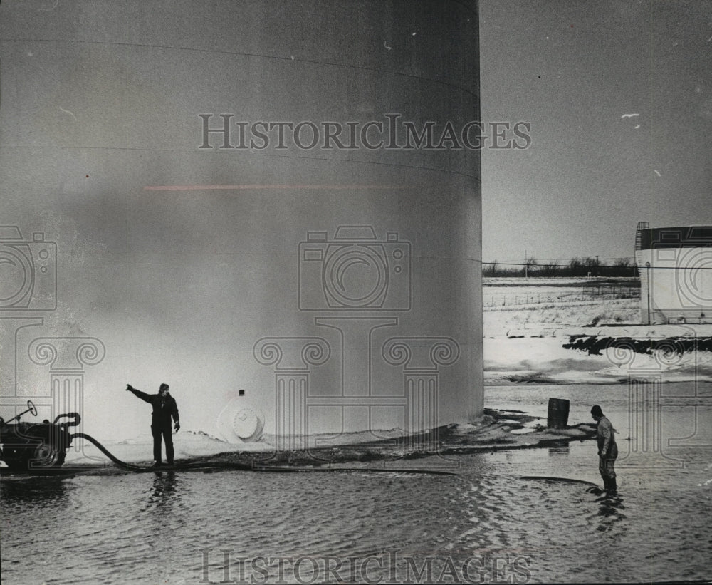 1976 Press Photo Center Fuel Company Tank leaks and cleanup at hand, Milwaukee - Historic Images