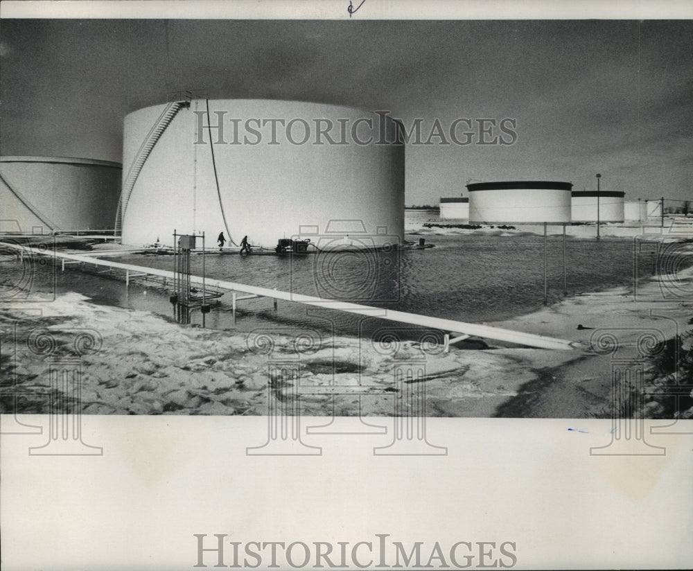 1976 Press Photo Center Fuel Company oil spill contained, Milwaukee - mjb55006 - Historic Images