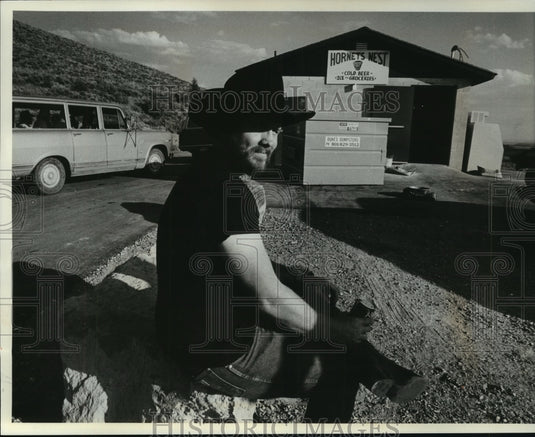 1981 Press Photo Chuck Lockhart paused outside Hornet's Nest - mjb55024 - Historic Images