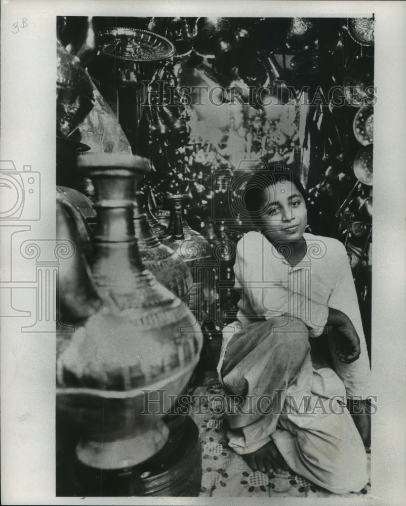 1977 Press Photo Pakistani Brass and Copper Shop Keeper Waits for Tourists - Historic Images