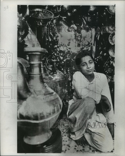 1977 Press Photo Pakistani Brass and Copper Shop Keeper Waits for Tourists - Historic Images