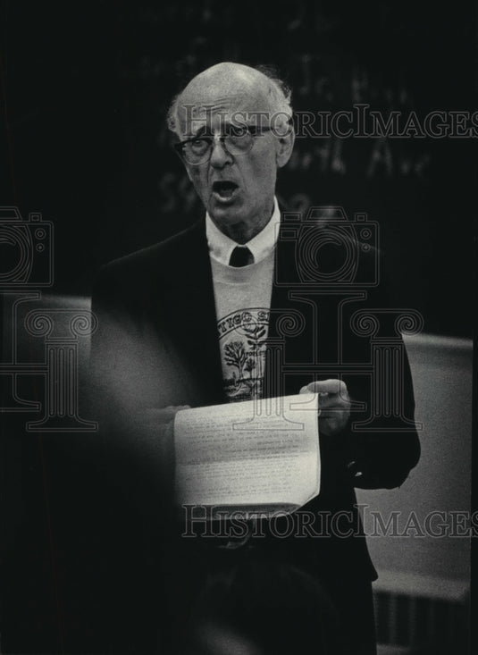 1984 Press Photo Francis Hole reading to a audience at the University, Wisconsin - Historic Images