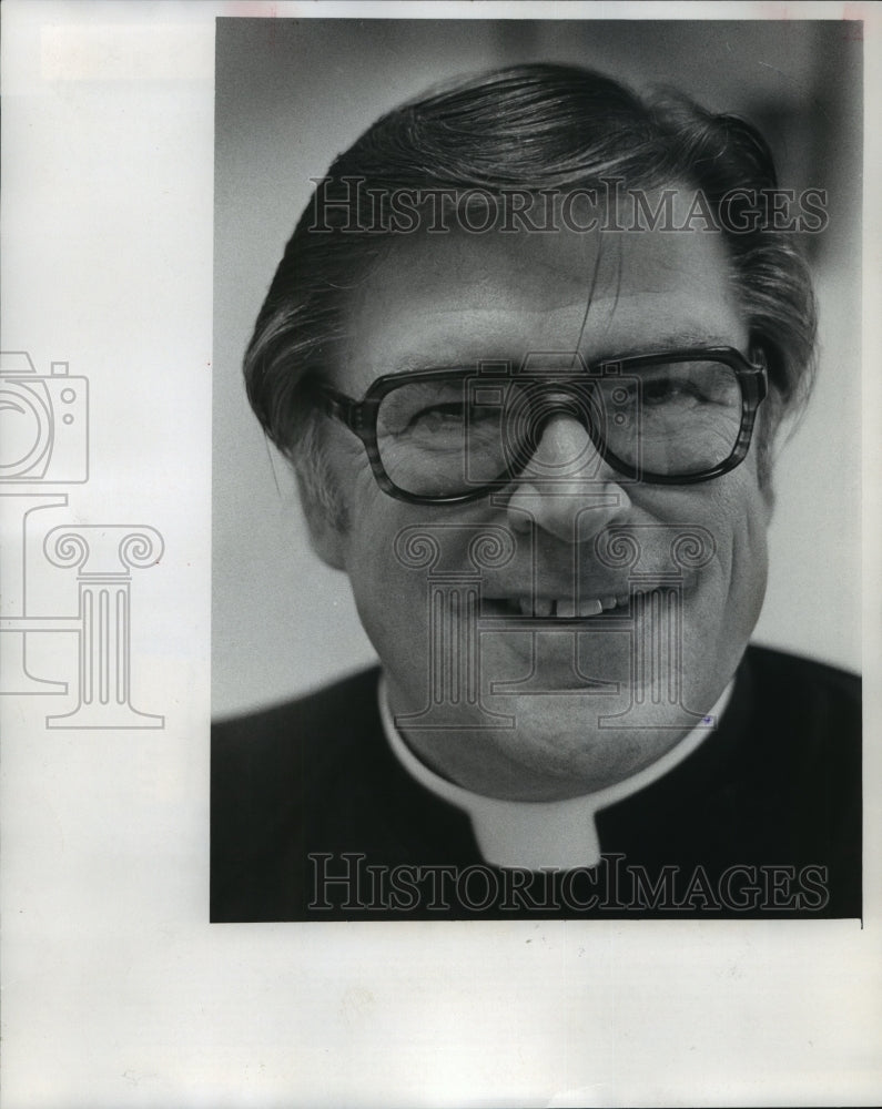 1976 Press Photo Reverend John E Holman Director of April House &amp; Holy Family - Historic Images