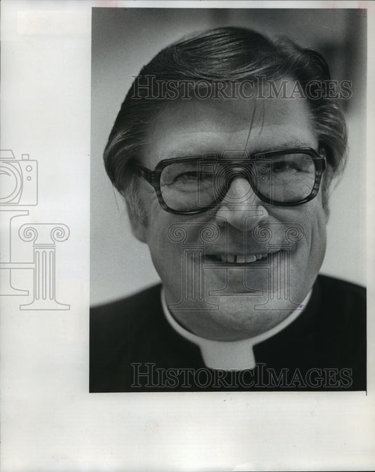 1976 Press Photo Reverend John E Holman Director of April House & Holy Family - Historic Images