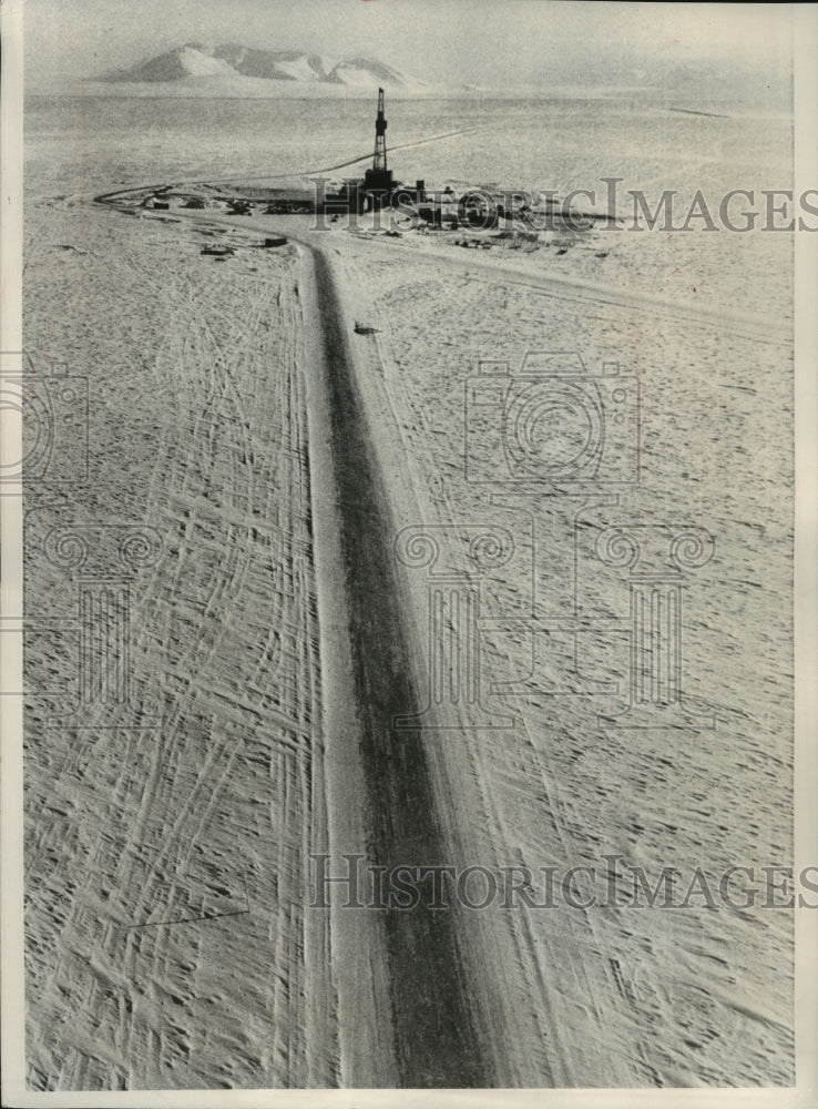 1974 Press Photo Oil rig in frozen desolation on the shore of the Arctic Ocean - Historic Images
