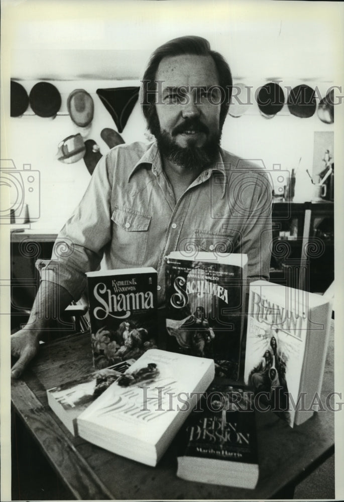 1987 Press Photo H. Tom Hall Shows His Paperback Artwork, Coventryville, PA - Historic Images