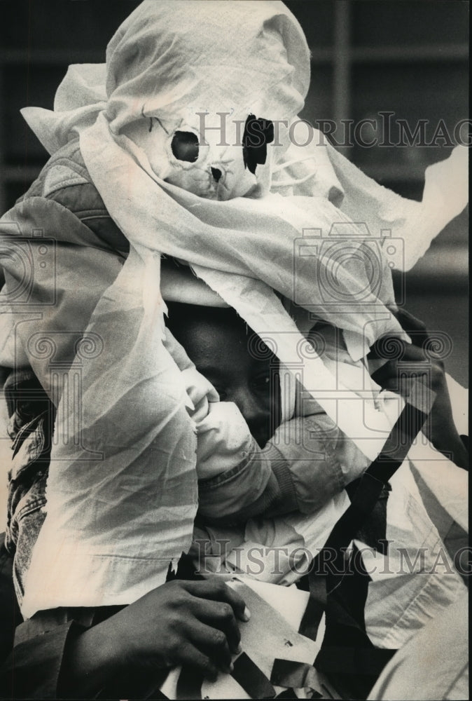 1991 Press Photo Andrea Jackson Holds Son Cedric During Halloween Parade - Historic Images