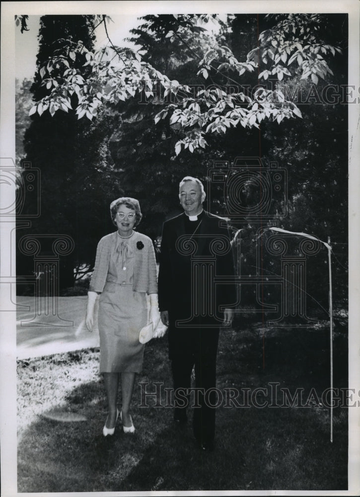 1963 Press Photo Bishop Donald Hallock And Wife Attend Party In Milwaukee - Historic Images