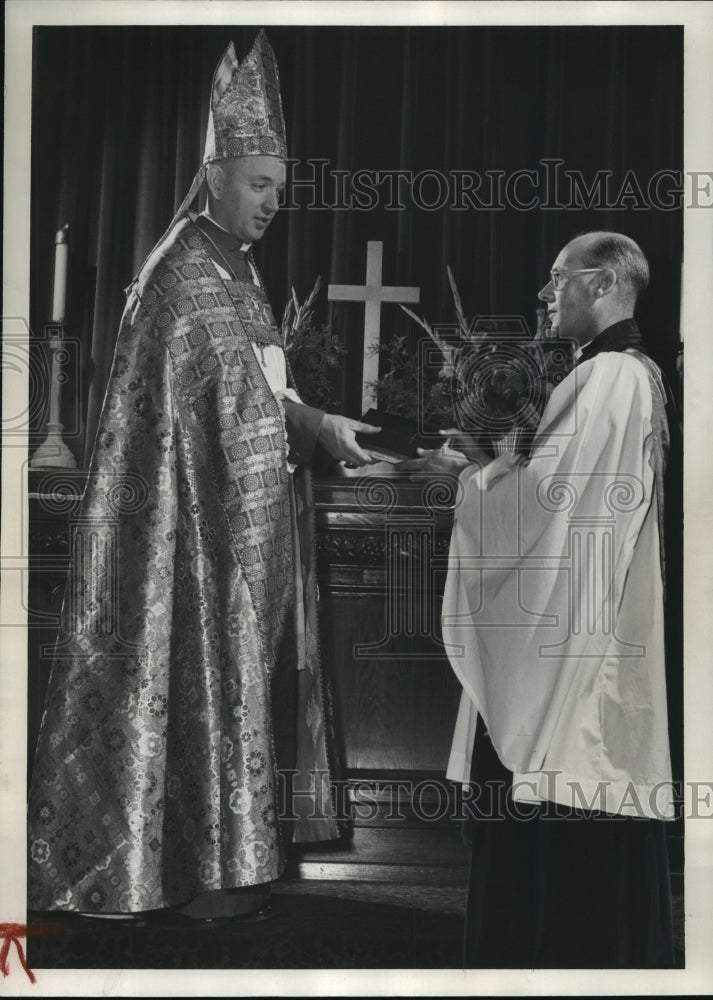 1952 Press Photo Rt. Rev. Donald Hallock And Rev. Howell At St. Timothy&#39;s Church - Historic Images