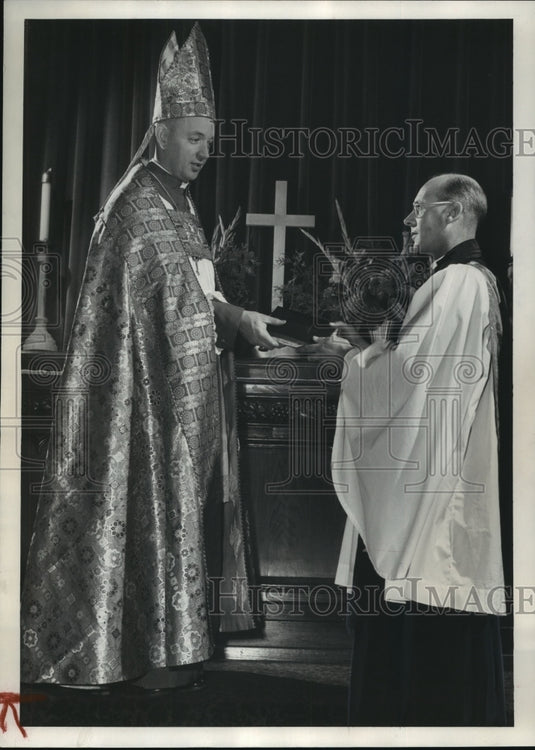 1952 Press Photo Rt. Rev. Donald Hallock And Rev. Howell At St. Timothy's Church - Historic Images