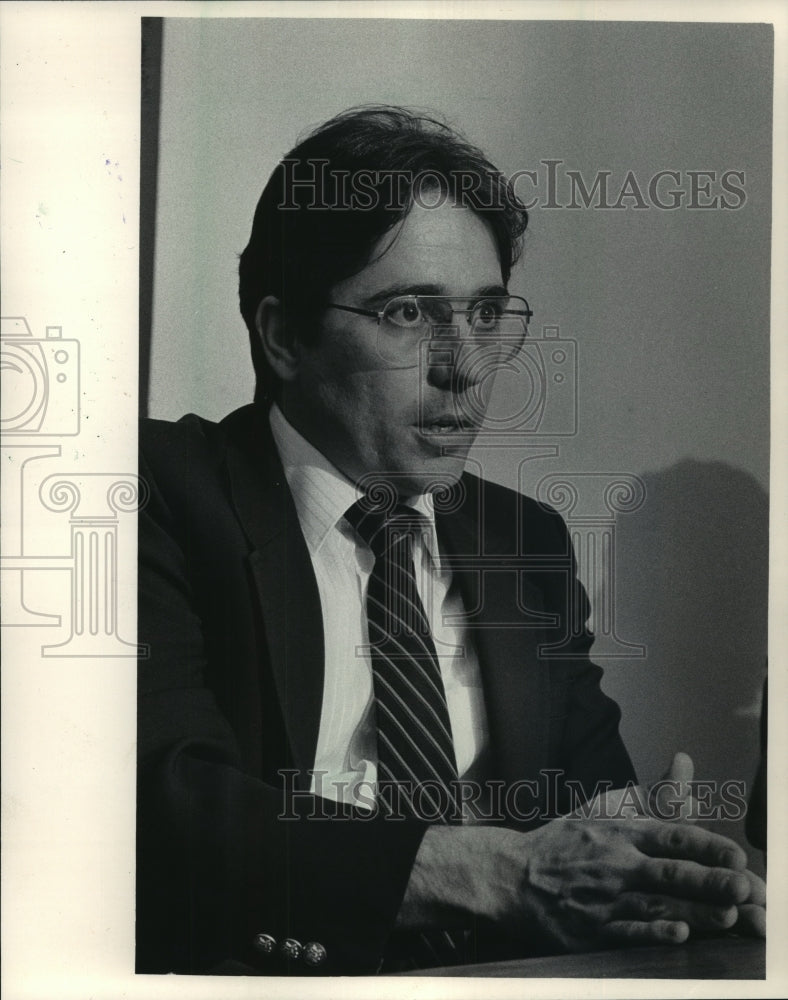 1985 Press Photo Ophthalmologist Lanny Hale at St. Francis Hospital - Historic Images