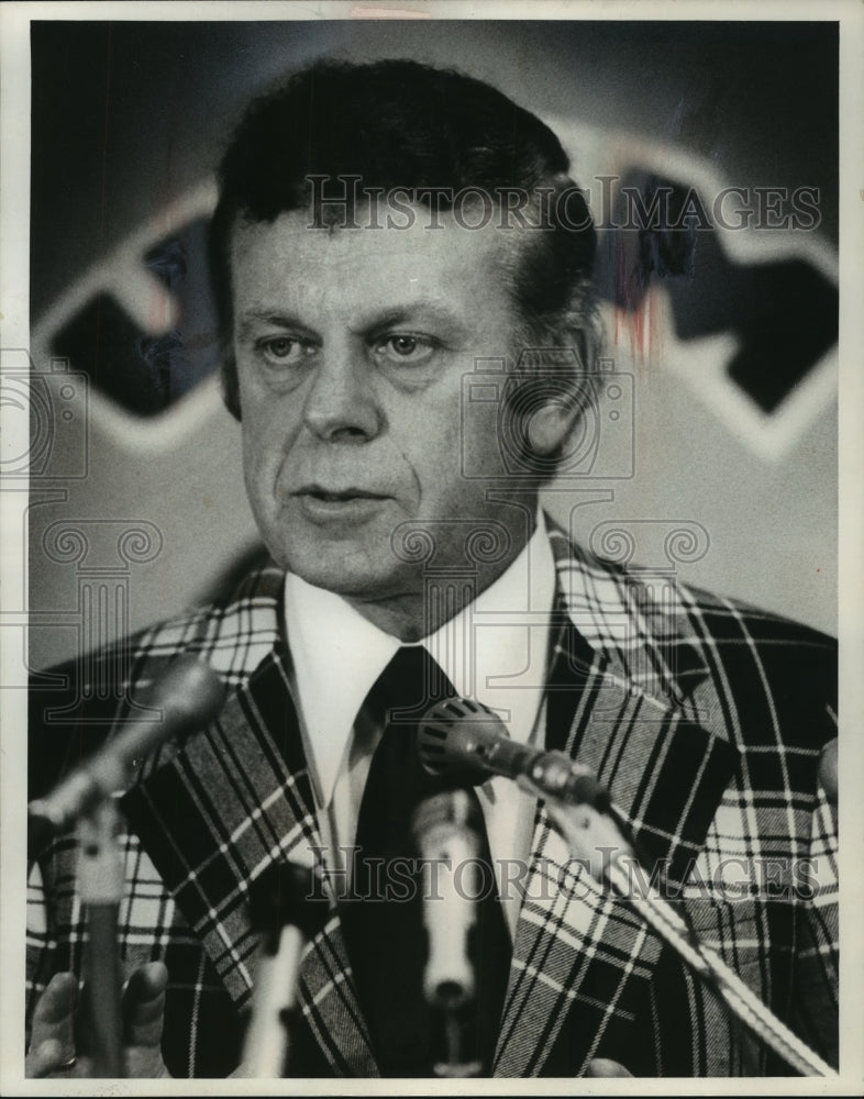 1976 Press Photo Jim Harding UW-Madison Coach, Met The Press Friday - mjb55237 - Historic Images