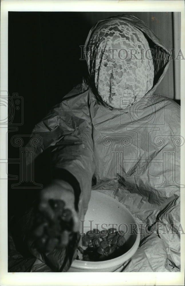 1990 Press Photo Ann Voigt of West Bend hands out candy dressed as a mummy - Historic Images