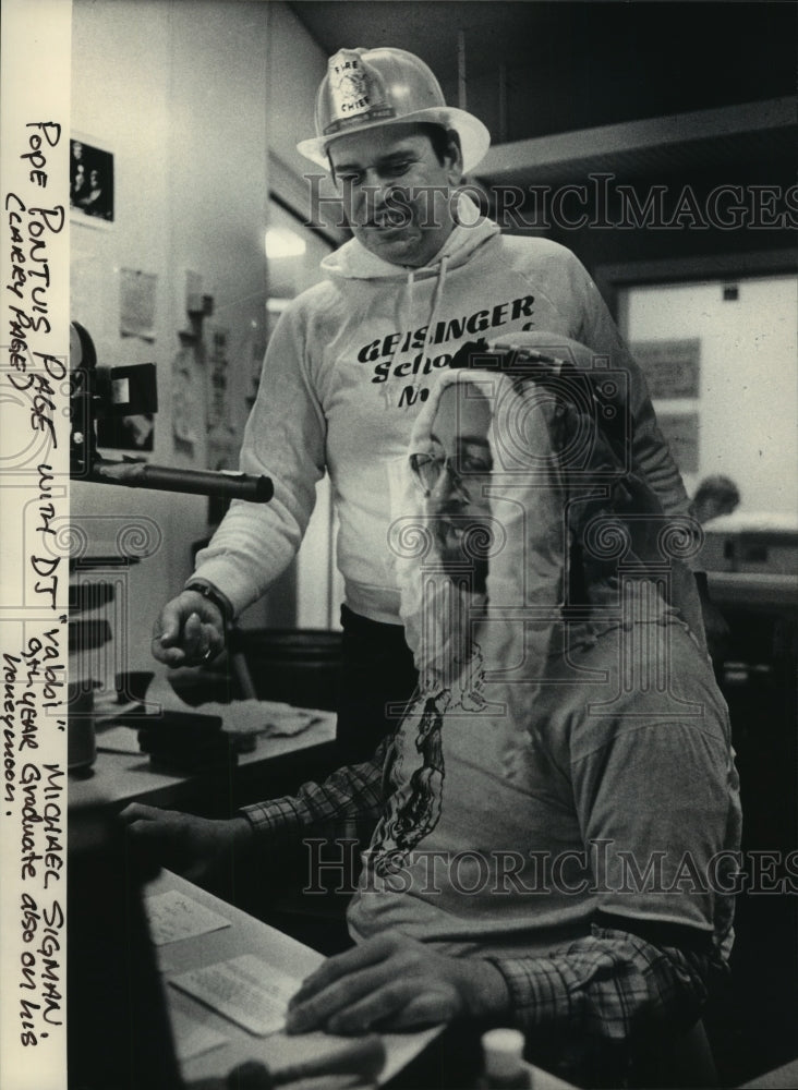 1985 Press Photo &quot;Pop Pontius Page&quot; with Michael Sigman of WLFM, Appleton, Wisc. - Historic Images