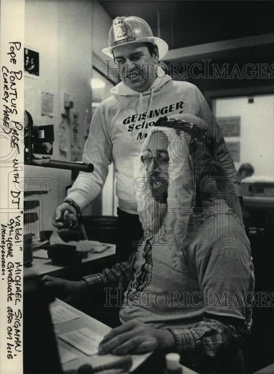 1985 Press Photo "Pop Pontius Page" with Michael Sigman of WLFM, Appleton, Wisc. - Historic Images