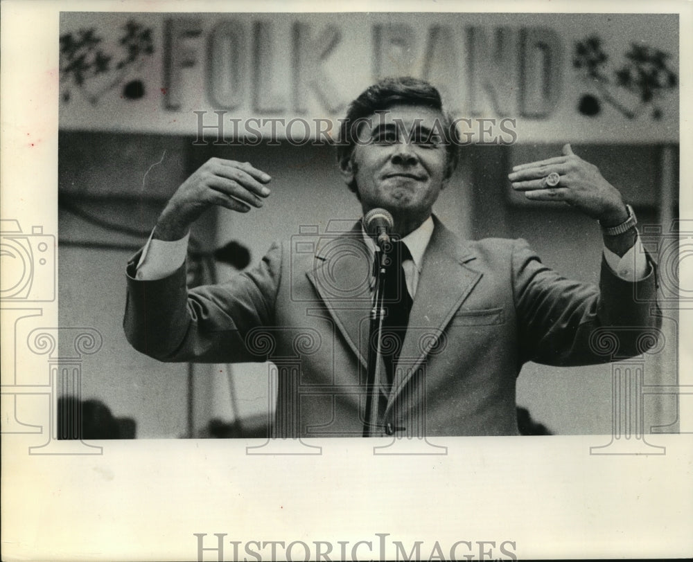 1975 Press Photo Milwaukee Mayor Henry Maier directs his orchestra - mjb55537 - Historic Images