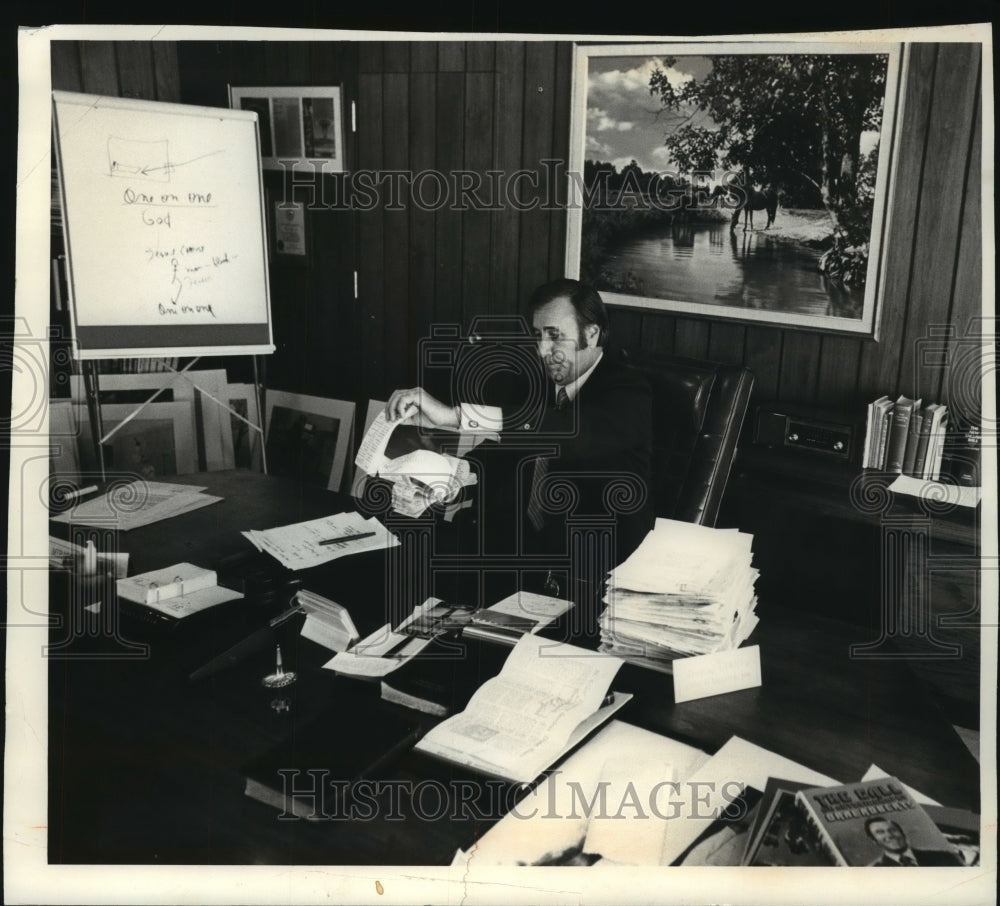 1972 Press Photo Oral Roberts in his office - mjb55550 - Historic Images