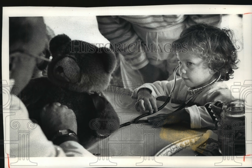 1990 Press Photo Jessica Lieberman has her teddy bear examined, Milwaukee Zoo - Historic Images