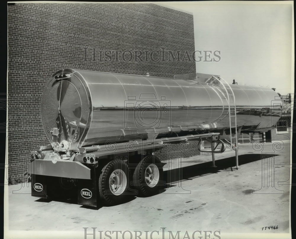 1983 Press Photo New Heil Company asphalt and hot products trailer, Milwaukee. - Historic Images