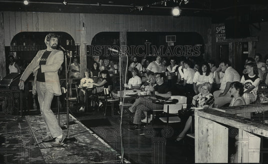 1983 Press Photo David Lee Hendrickson comic, poses for audience at Teddy's. - Historic Images